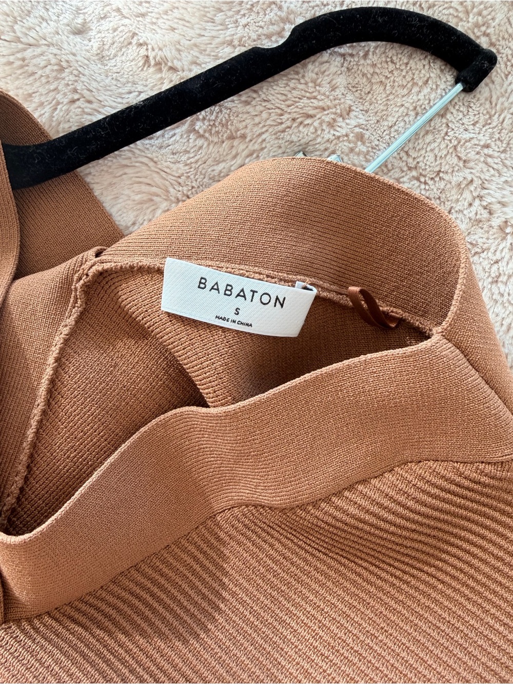 Babaton Cross-Strap Ribbed Crop Top in Rust - Picture 2 of 3